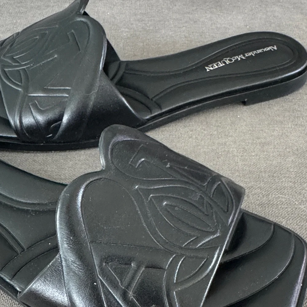 Alexander McQueen Embossed Black Sandals - Picture 4 of 4